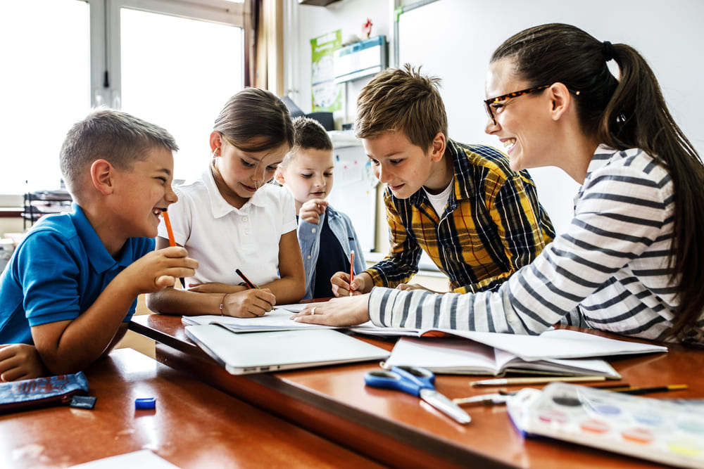 professeur d'école avec des éléves de l'école ECOLE INTERNATIONALE COURS HENRI IV